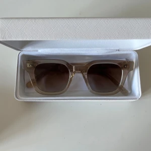 Chimi ecru 04 - Solglasögon från chimi, färg ecru i modell 04. Mycket bra skick! Köptes här på plick men passade tyvärr inte mig💓 Nypris är 1350, skriv för frågor! Box tillkommer! 