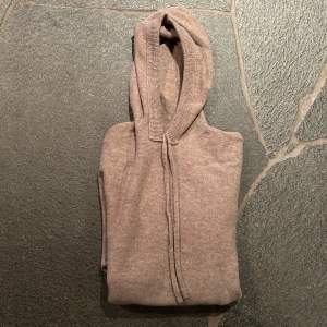 Mysig hoodie i beige. Perfekta för kyliga dagar med en bekväm passform och klassisk design. Mitt pris 150 kr 