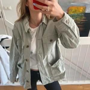 Grön jeansjacka  - Snygg grön jacka med knappar framtill och flera praktiska fickor. Perfekt till sommaren⭐️Köparen står för frakten. Dm för fler frågor eller bilder☺️inte mina bilder!! bilder från tidigare ägare!