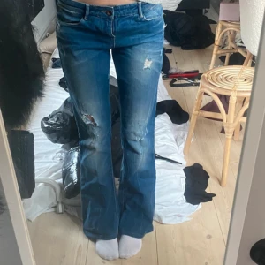 Lågmidjade jeans - Super snygga lågmidjade jeans! Säljs pga att dom inte passar mig. Dragkedjan är sönder men det är inget som syns 