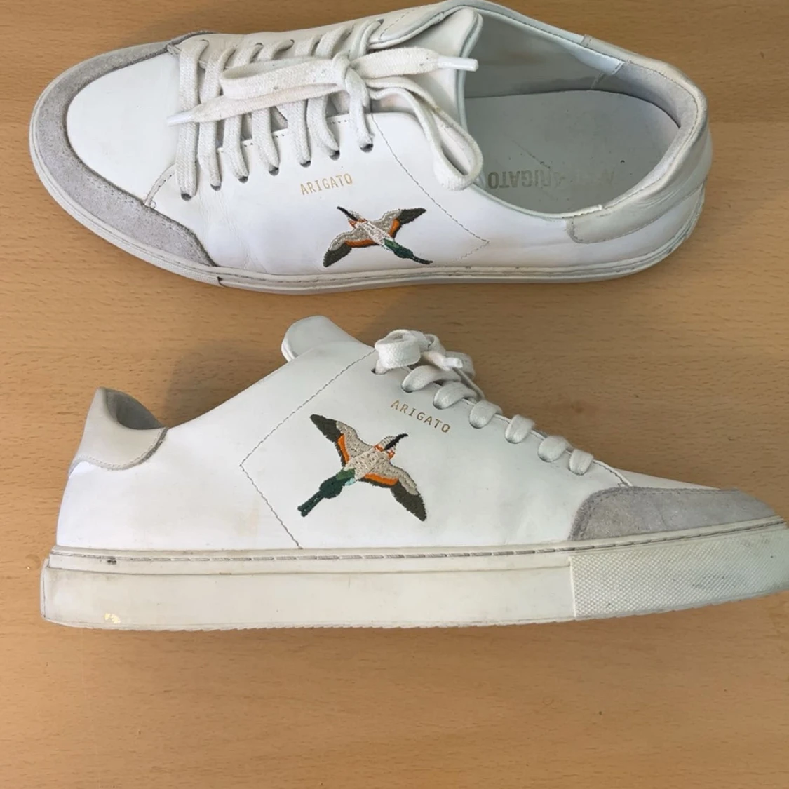 Vita sneakers från Axel Arigato