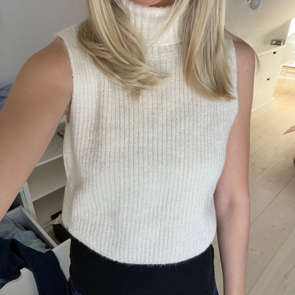 Beige ribbad stickad väst - 2