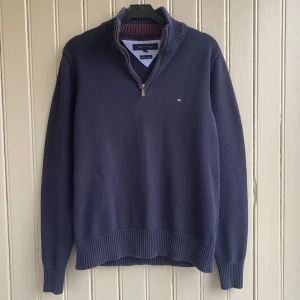 Tommy Hilfiger tröja med krage  - En mycket fin Tommy Hilfiger tjock tröja med krage  perfekt inför sommarkvällar. Inga fläckar eller skavanker!   Måtten är cirka 60 i längd och 40 i axelbredd.   Tveka inte på att skriva om du har några frågor!💬 