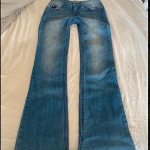 Lågmidjade bootcut jeans - Jätte snygga lågmidjade jeans som jag säljer då de tyvärr inte passar mig.   Storlek: 25 Midjemått (tvärsöver): 35cm Innerbenslängd: 84cm Grenhöjd: 19cm 