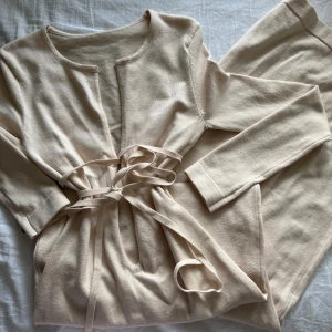 Stickad klänning  - Stickad klänning, aldrig använd🌸