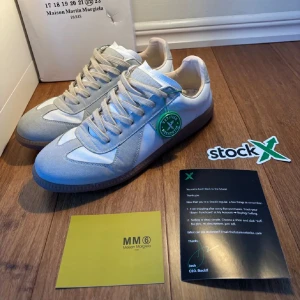 Maison margiela - Säljer nu ett par riktigt feta maison margiela i storleken 43! De är i väldigt bra skick, lite använda men ingenting som syns tydligt! Med följer box dustbag! Hör av dig vid frågor eller funderingar 