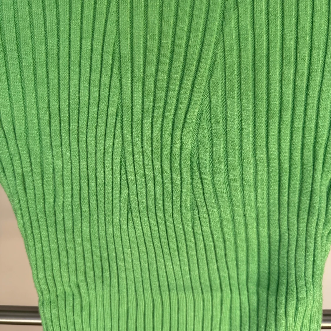 Ny, oanvänd, ärtgrön tröja från Pieces - 1