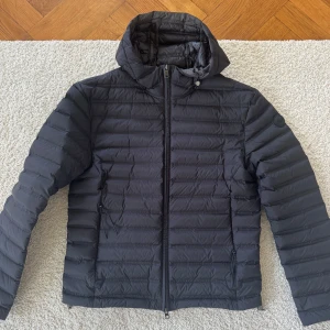 Colmar jacka  - Colmar Jacka | Skick 9/10, nästan aldrig använda | Storlek 48 | Nypris ca 3500 kr | Mitt pris 1199 kr | Kvitto och prislapp finns kvar. Fraktar via postnord eller instabox🚚📦 Priset är inte hugget i sten och hör av dig vid minsta lilla fråga😊