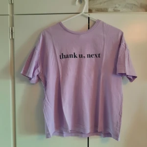 Ariana Grande T-shirt. thank you, next  - Säljer en lila t-shirt från H&M med texten 'thank u, next' på framsidan och 'Ariana Grande' på baksidan. T-shirten har en normal passform, storleken är xs men kan nog passa s också! 🌟 Skriv gärna om du undrar något:)