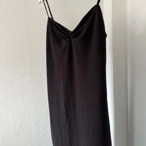 Svart klänning - Svart klänning från Zara, går över knäna🩷