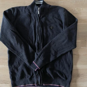 Full zip från Sir Raymond Tailor - Full zip från Sir Raymond Tailor i storlek M