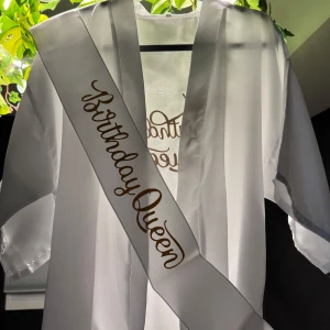 Vit kimono med 'Birthday Queen' tryck - .En Födelsedags kimono/rock med en birthday remsa som tillkommer, superbra till dig eller någon, för en födelsedag. Aldrig använd I storlek: ALL SIZE 🤩💎🤍