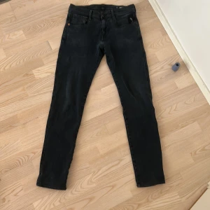 Svarta jeans från Replay - Snygga svarta jeans från Replay med en slim passform. De har en klassisk femficksdesign och en diskret logga på myntfickan. Perfekta för en stilren look.