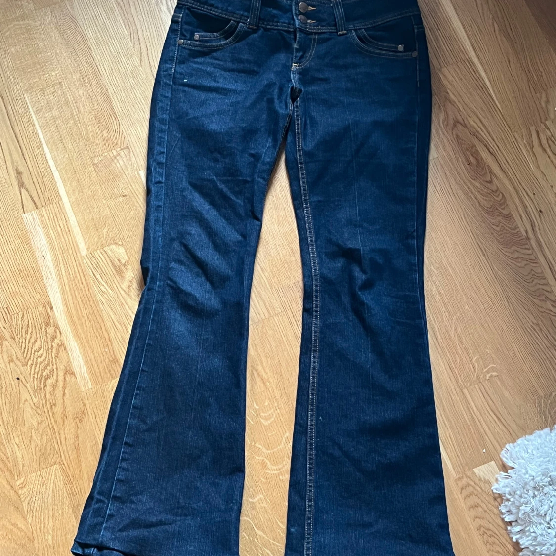 Mörkblåa lågmidjade jeans!!