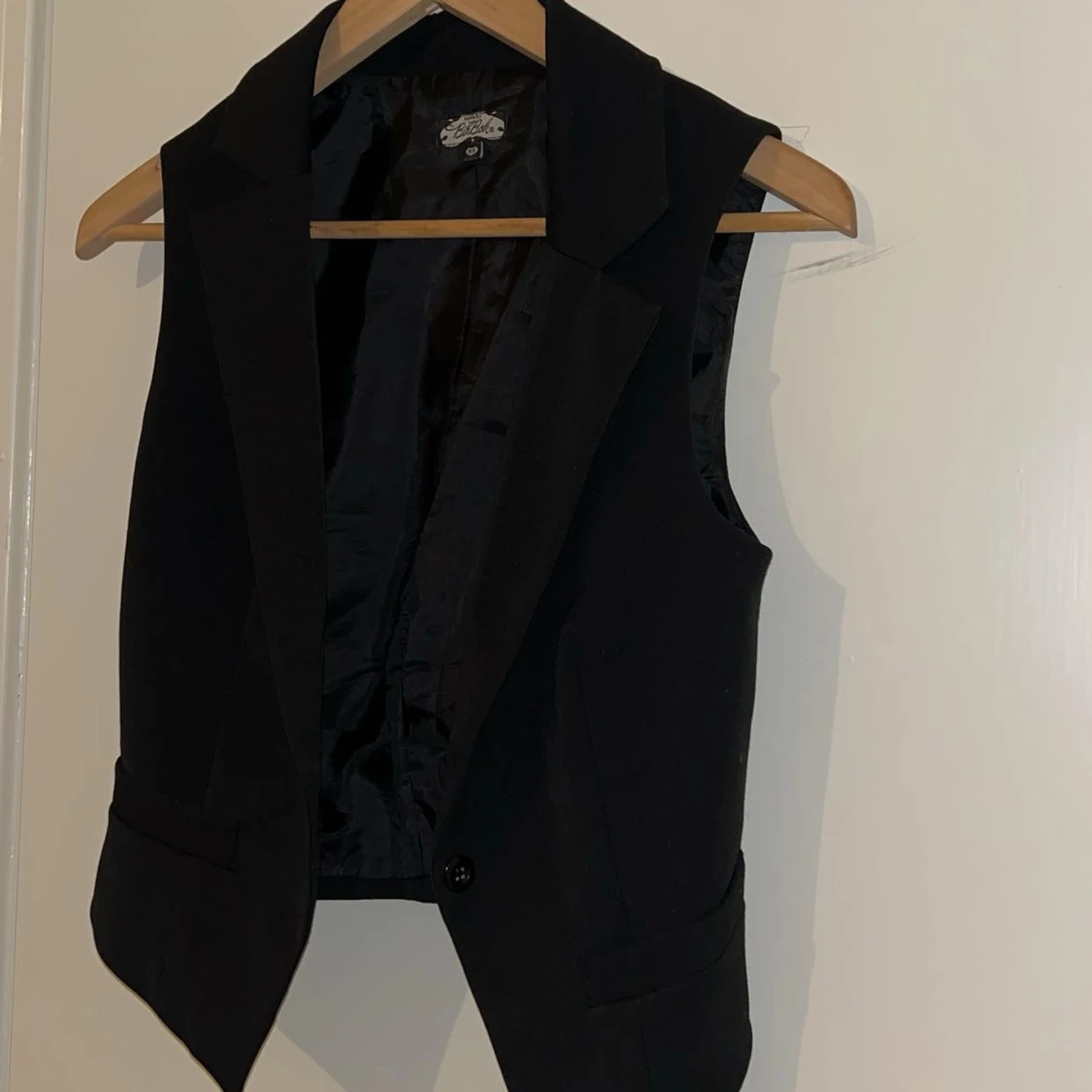 Svart väst - 1