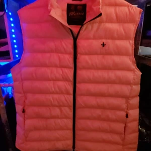 Vit Morris väst  - Ja helt enkelt en riktigt snygg Morris väst som jag tröttnat på lite. Den har nå jättesmå svart linjer typ längst ner på den knappt synligt i verkligheten. Riktigt go till sommaren, skulle säga att den sitter bättre på nån som har L men funkar även på XL. Jag är 90% säker att den är äkta, skulle inte tro att det är en k0Pi4 för jag fick den i julklapp. Den har även lite detaljer på dragkedjorna där det står"morris stockholm" och några" M" kan nog diskutera pris lite. Knappt använd!!!