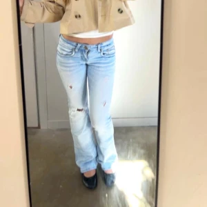 Lågmidjade jeans bootcut - Säljer dessa assnygga lågmidjade jeans!💕låg midja och bootcut. Midja: 37cm, innerbenslängd:81 cm. Dock har de en liten defferens vid början av fickan då de sprack en liten liten bit där men jag sydde till de. Det är inget man lägger märke till!🥰säljer de då dem är lite lite för små för mig. Köpte de för 800kr