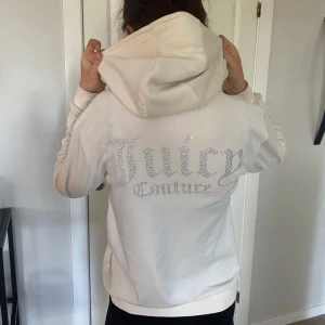 Beige Juicy Couture hoodie med strass - Superfin beige hoodie från Juicy Couture med glittrande strassdetaljer på ryggen. Den säljs inte längre, köpte för 600kr. Pris kan diskuteras.