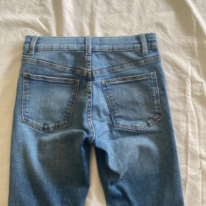 Bootcut jeans från Zara - Blå bootcut jeans från Zara med slits nertill på benen🩵Midja 32x2 cm,  innerben 67 cm och gren 21 cm🩵