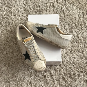 Golden Goose  - Hej🙌, säljer nu mina extremt fina och eftertraktade Golden Goose skor i fint sick, givetvis äkta. Skorna är perfekt nu till sommaren och är i storlek 43 eu. Kan gå ner i pris vid snabb affär🤝. Skriv vid funderingar!