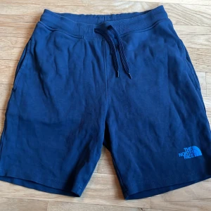 North face shorts - Cleena north face shorts i strlk S, knappt använda och fin mörkblå färg perfekt för sommaren:)