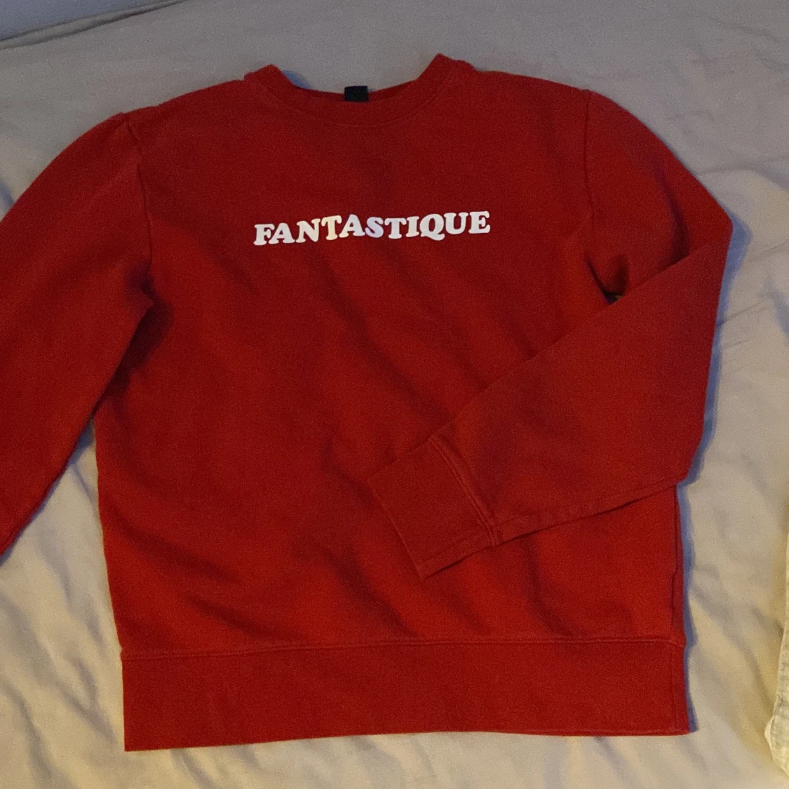 Röd sweatshirt med tryck 'FANTASTIQUE'