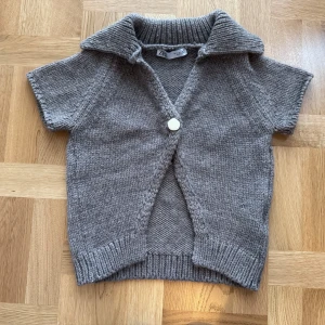 Sjukt snygg tröja från Zara - Jätte snygg stickad tröja från Zara!! Tröjan är i storlek S men passar även bra på XXS/XS bör även passa på större storlekar!! Tröjan är bara använd en gång så den är i perfekt nytt skick! Pris går alltid att diskuteras vid snabb affär!! Bara att DM’a vid flera frågor💕💕