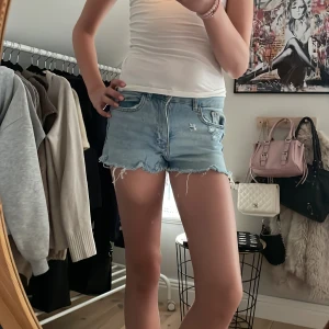 Ljusblå jeansshorts - Säljer ett par ljusblå jeansshorts med slitningar❤️