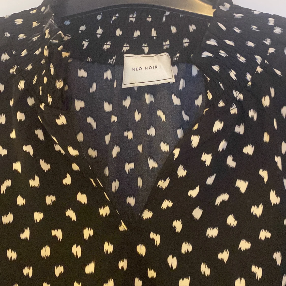 Blus i svart med beige inslag fr Neo Noir - 1