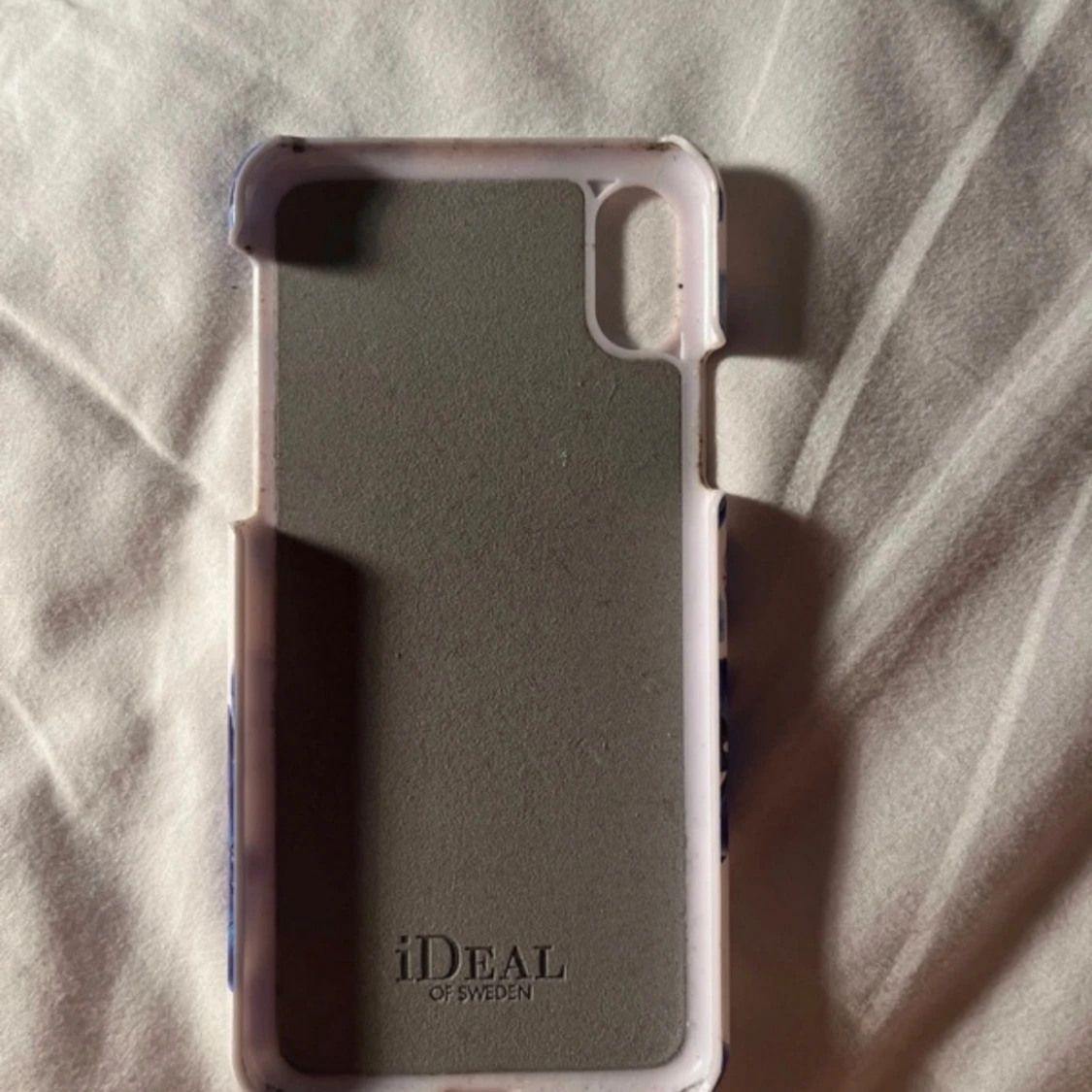 Två iDeal of Sweden mobilskal - 1
