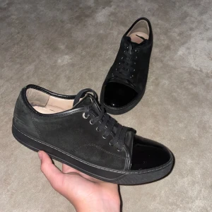 Lanvin cap toe - Lanvin cap toe med glans UK 7 motsvarar EU 41 Skorna är i nyskick