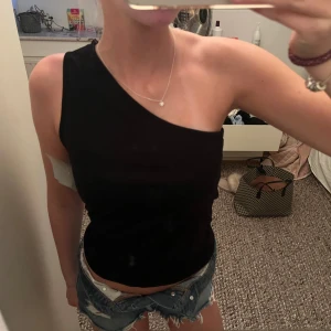 One shoulder top  - Aldrig använd lappen är kvar på toppen.🤗