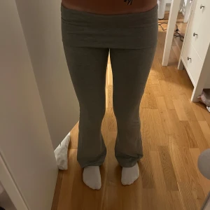 Grå bootcut mjukisbyxor - Säljer ett par grå mjukisbyxor med bootcut och vikbar midja. Byxorna är i mjukt bomullsmaterial och har en bred linning upptill. Perfekta och sköna byxor❤️avklippt lapp!❤️