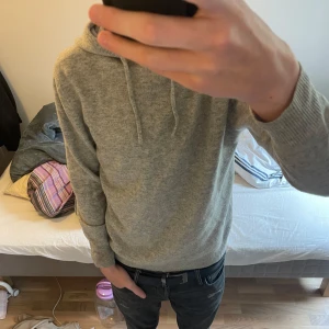 Cashmire hoodie - Grå cashmir tröja från Roge clothing storlek s men passar oxå xs… inga defekter bra skick:)