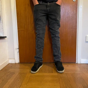 Levi's 502 mörkgrå jeans W29 L32 - Säljer ett par Levi's 502 Premium jeans i mörkgrå tvätt. Modellen har en klassisk femficksdesign, normal passform och något avsmalnande ben. Jeansen är tillverkade i slitstarkt denim och har läderpatch bak i midjan samt Levi's röda logga på bakfickan.