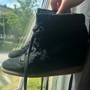 Svarta mockaboots - PRIS är diskuterbart!!! sneakers med kilklack ifrån pavements. Skorna liknar isabel markant i modellen bobby. Tecken på användning men bra skick. Normal i storlek. 