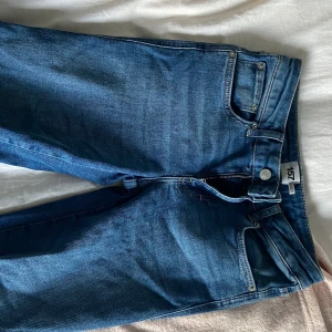Blå jeans från 157, storlek S - Snygga blå jeans från 157 i klassisk modell med fem fickor och dragkedja. Jeansen har normal passform och är i full längd. Perfekta till sneakers eller boots och funkar året runt.