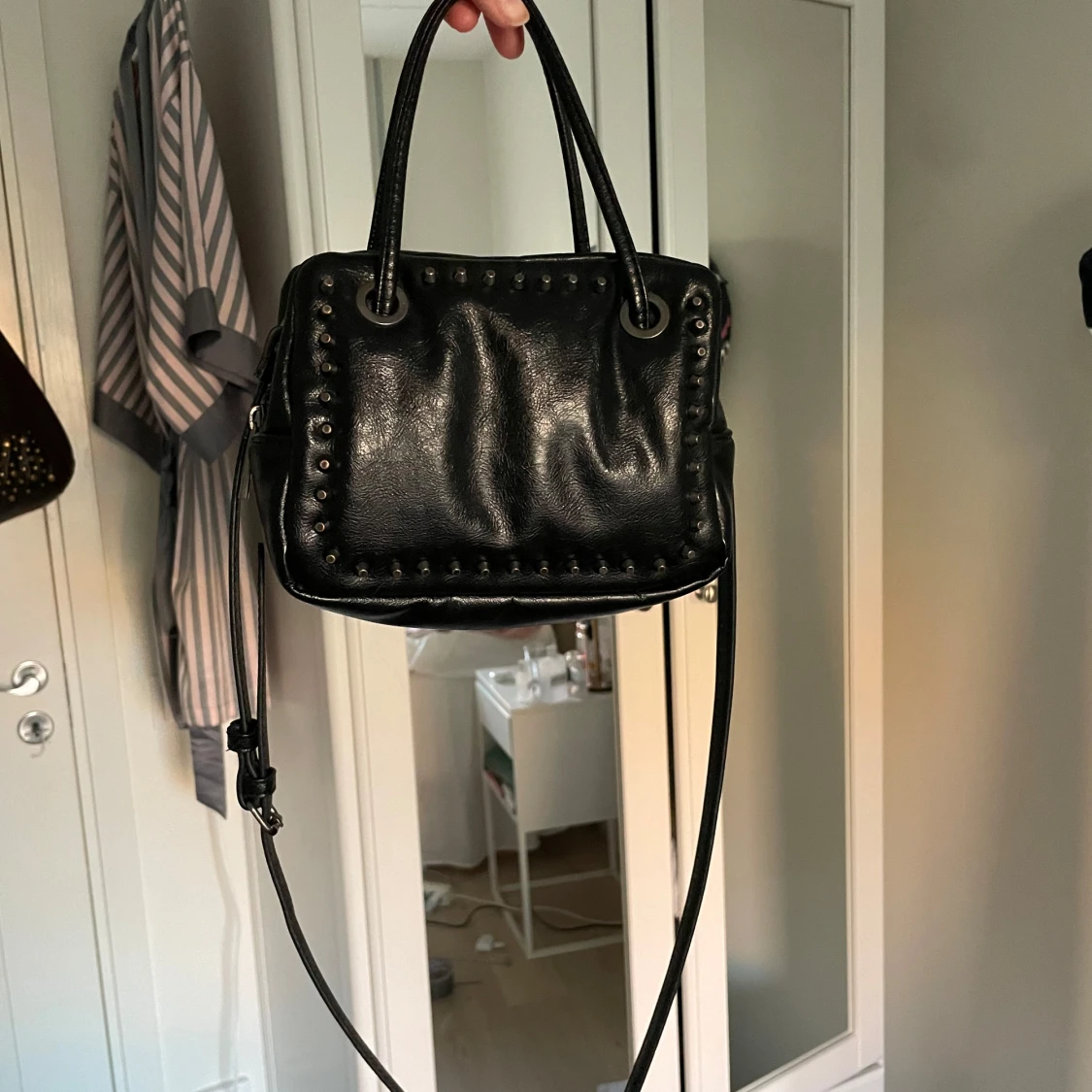 Svart axelväska med nitar