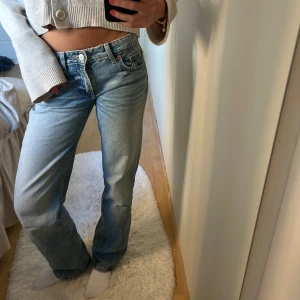 Lågmidjade  jeans straight  - Säljer dessa super snygga lågmidjade jeans från Zara!💗I storlek 34. Jenasen har inga tecken på användning. Säljer då dom tyvärr är för små. 