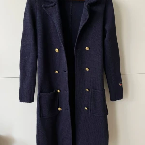 Mörkblå jacka från Busnel stl 34 - Mörkblå klassisk jacka från Busnel i längre modell Viktoria.