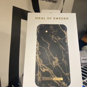 Mobilskal från iDeal of Sweden - Säljer tre snygga mobilskal från iDeal of Sweden. Ett svart med guldmarmor, ett med färgskiftning från orange till lila och ett glittrigt skal med silver och guld. Passar iPhone 11/XR. Perfekt för dig som vill ha en unik look på mobilen. Obruten förpackning  120 för ett eller 300 för alla 