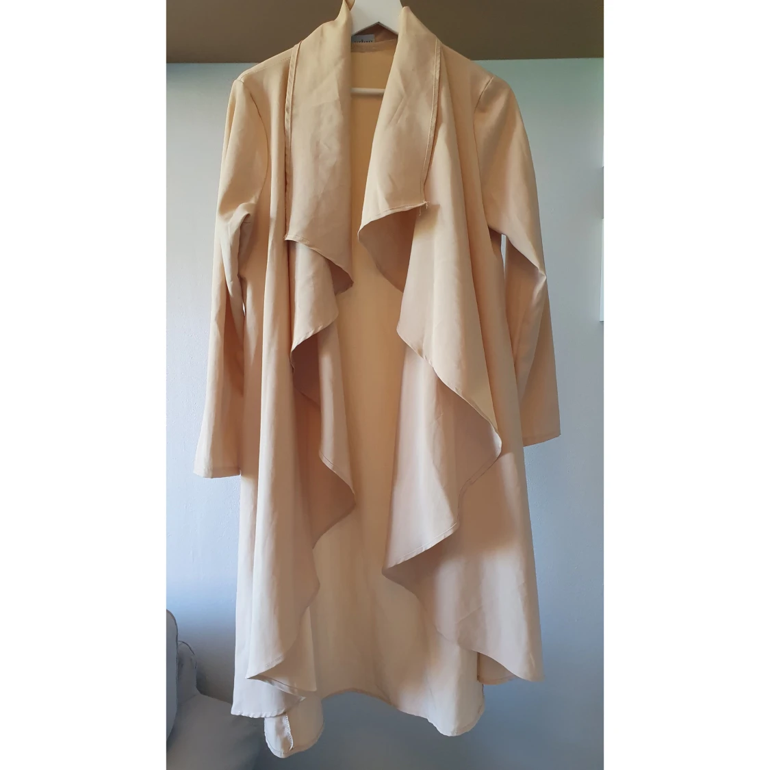 Beige trenchcoat från Honeycake
