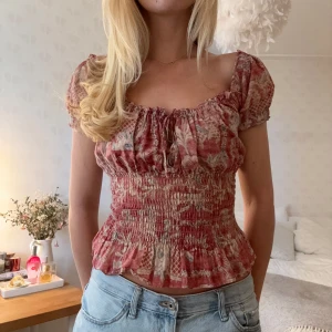 Topp Ralph lauren - Den snyggaste toppen!!!! Sitter SÅ fint på, perfekta färgerna i sommar🌺🌺🌺