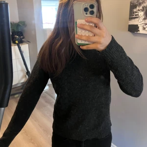 Mörkgrå stickad tröja från Vero Moda - Mysig mörkgrå stickad tröja från Vero Moda i storlek XS🖤