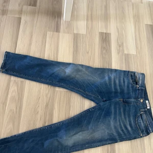 Blå jeans från Pinko Jean - Snygga blå jeans från Pinko Jean med klassisk femficksdesign och kontrastsömmar. Jeansen har en smal passform och är tillverkade i denim med lätt slitna detaljer för en cool look. Perfekta för dig som gillar en tidlös och trendig stil. Nya 3000 mitt pris 400