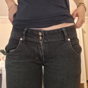 Mörkblå lågmidjade jeans  - Säljer ett par mörkblå jeans med låg midja, står ej stl men skulle säga passar Xs eller liten S  Våga ställa frågor!💕