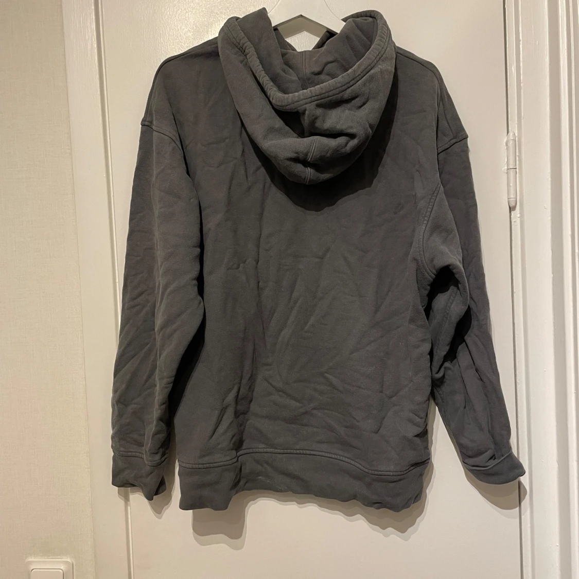 Grå hoodie från Levi's med logga - 1