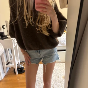 Ljusblå jeansshorts från Pieces - Säljer ett par ljusblå jeansshorts från Pieces med råa, fransiga kanter och slitna detaljer💞💞passar xs-s. Hög midja!