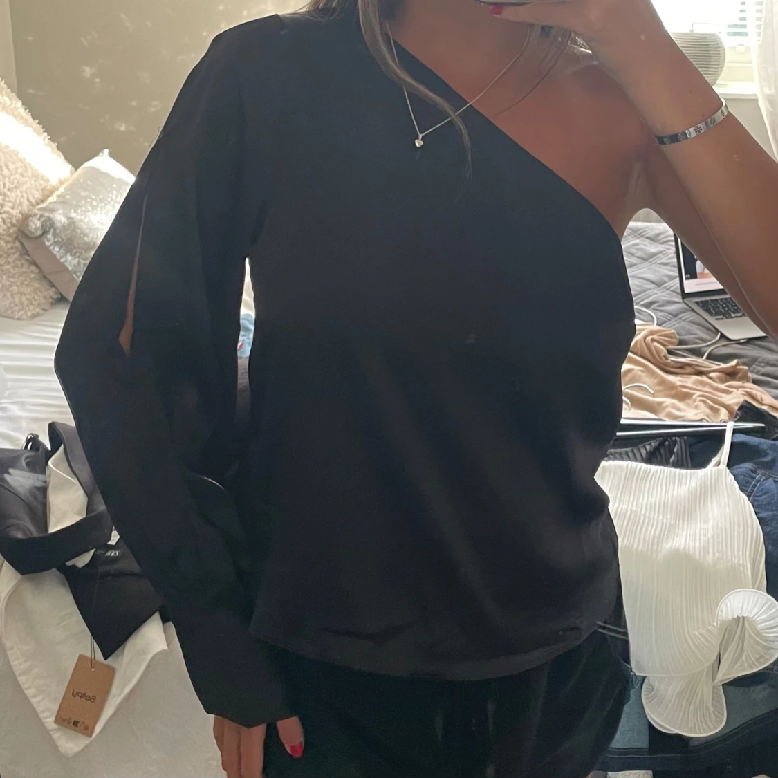 Svart oneshoulder blus i satin - 1