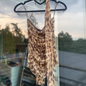 Leopard-bandeu - Skitsnygg bandeu topp i leopard med en söt scarf från Zara!